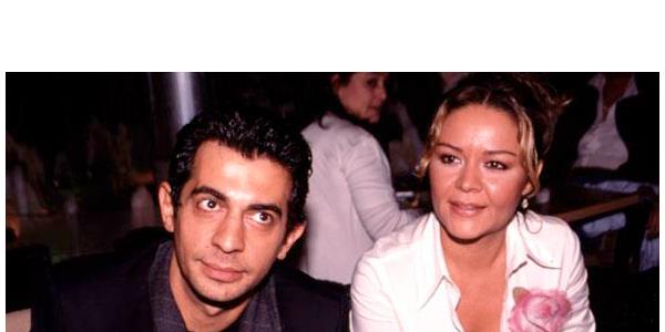 OKAN BAYLGEN - ZEYNO GNEN<p>    ovmen Okan Baylgen, magazin basnnda yer eden ilk medyatik ilikisini oyuncu Zeyno Gnen ile yaad. ift birlikteliklerini srpriz bir kararla resmiyete dntrd ve nikah masasna oturdu. Evliliklerinde, aradklarn huzuru bulamayan ikili ksa srede anlamal olarak boand.