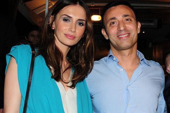 Uzun sre ad kimseyle anlmayan Mustafa Sandal ise hayatna yeni bir sayfa at. Sandal imdilerde, Emina Turkcan ile evli ve iki ocuk babas.