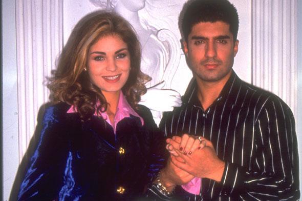 ZCAN DENZ - ESN MORALIOLU<p>    hret kaplarn "Meleim" arks ile aralayan zcan Deniz, baarsnn yan sra 1997 ylnda Esin Moralolu ile yaad ak ile adndan sz ettirdi.