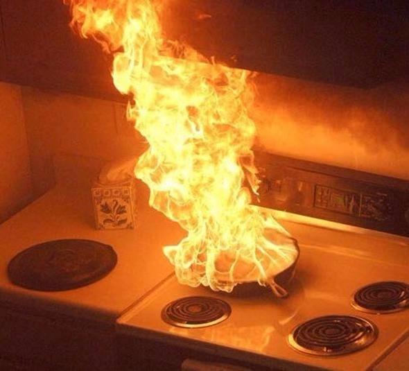 Yanan ya asla su kullanarak sndrmeyin!   Ya moleklleri scak bir tavann ya da tencerenin hemen dibine ker ve alevlerin ok daha yksee kmasna sebep olur. Bunun yerine oca kapatp, alevin zerini kapatarak oksijen almasn nlemelisiniz.