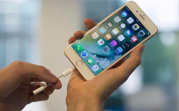 Telefonunuzu gece boyunca arj edebilirsiniz; hibir sorun yaamayacaksnz. Bataryasnn arj tamamen dolduktan sonra telefonlar arj ilemini sonlandrr.