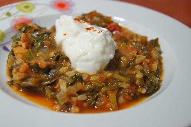 2- Sonbahar sebze ve meyveleri t�ketilmeli  Mevsiminde t�ketilen sebze ve meyveler, al�nan vitaminlerin daha sa�l�kl� olmas�n� sa�lad���ndan dolay� mantar, paz� ve �spanak gibi besinler t�ketilmeli.