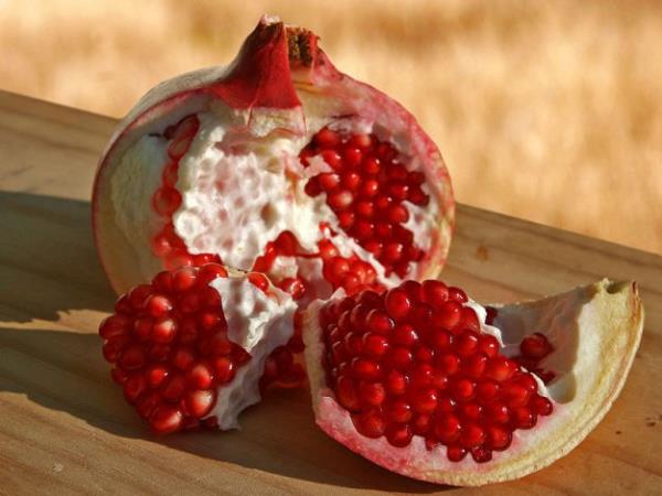 Nar meyvesi ismini Latincede &#8216;ok tohumlu&#8217; anlamna gelen &#8216;pomegranate&#8217;den almtr. Gl antioksidant flavonoidler nar suyunun rengini salarlar. Nar antioksidan ve anti-tmr etkisinden dolay ila olarak da tanmlanabilir.