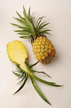 C vitamini vcuttan zararl maddelerin atlmasn salar, savunma sistemini glendirir. Yeilbiber, maydanoz, tere, roka, karnabahar, spanak, portakal, limon, mandalina, kuburnu gibi besinler bol miktarda C vitamini ierir.