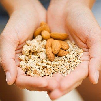 Balk, balk ya, fndk ve cevizde bulunan omega-3 ya asitleri gl bir antioksidandr ve baklk sisteminin glendirilmesinde etkilidir. Ayrca zeytinya, fndk ya gibi sv yalarda bulunan omega-9 ya asitleri de baklk sistemini olumlu etkiler.