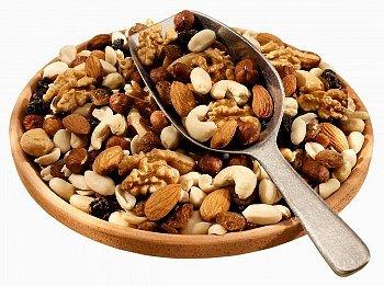 E vitamininin vcuttaki en nemli grevi antioksidan zelliidir. En zengin kaynaklar; fndk, ceviz, badem gibi yal tohumlar, sv yalar, yeil yaprakl sebzeler, kuru baklagiller, tahin gibi besinlerdir. Balk, balk ya, fndk ve cevizde bulunan omega-3 ya asitleri gl bir antioksidandr ve baklk sisteminin glendirilmesinde etkilidir. Ayrca zeytinya, fndk ya gibi sv yalarda bulunan omega-9 ya asitleri de baklk sistemini olumlu etkiler.