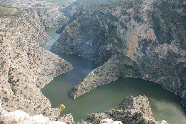 NECEZ KANYONU, DENZL   Denizli'ye gidince mutlaka grmeniz gereken neceiz Kanyonu uzun doa yrylerinin vazgeilmez adresi. Eer buraya giderseniz tekne ya da kano ile etraf gezmeyi ihmal etmeyin.