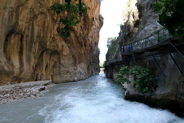 SAKLIKENT KANYONU, MULA  Cam gibi suyuyla Saklkent Kanyonu, turistlerin urak noktas.