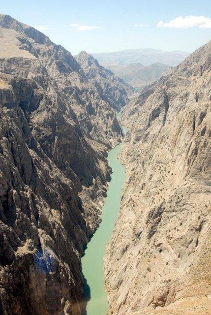 KARANLIK KANYON, ERZNCAN  Olduka dar ve karanlk olan bu doa harikas, adrenalin tutkunlar iin bire bir.