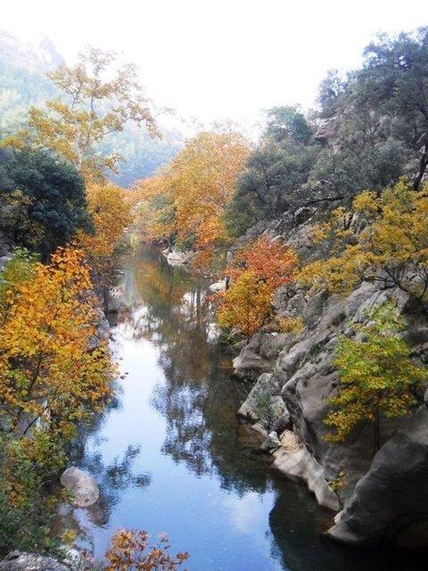 YAZILI KANYON, ISPARTA  Yazl denmesinin nedeni, kanyonda byk bir kaya zerinde, filozof Epiktetos?un yolculara verdii tlerin yazl olduu kaya kitabenin bulunmas.
