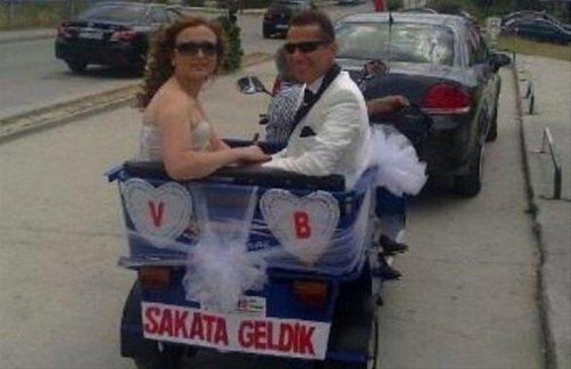 Gelin arabalarndaki ilgin yazlar