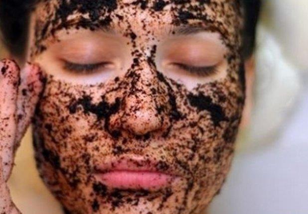 Kahvenizi itikten sonra kalan telveyi siyah noktalarnz iin peeling olarak kullanabilirsiniz.