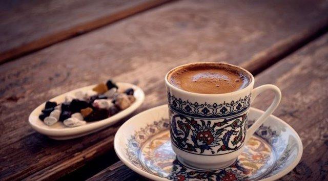 Alman bilim insanlarnn yapt bir aratrmaya gre, dzenli olarak iilen gnlk 600 ml ve zerindeki kahve Tip-2 diyabete yakalanma riskini %23 orannda azaltyor.