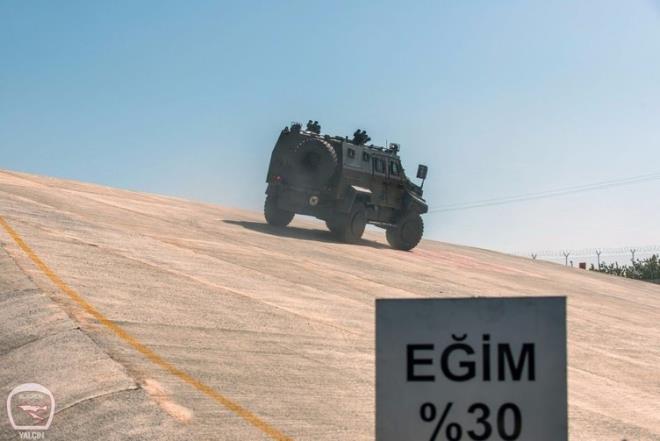 Ejder Yal��n'�n geli�tirilmesi s�ras�nda �st�n bek� (Ara� & teker �st�, motor b�lmesi yang�n s�nd�rme ve infilak bast�rma sistemi, Acil durum tahliye kapaklar�, �n ve yan camlarda koruyucu �zgaralar) �zelliklerinin yan� s�ra kullan�c�n�n operasyonel ve ergonomik ihtiya�lar� da g�z �n�nde tutuldu.