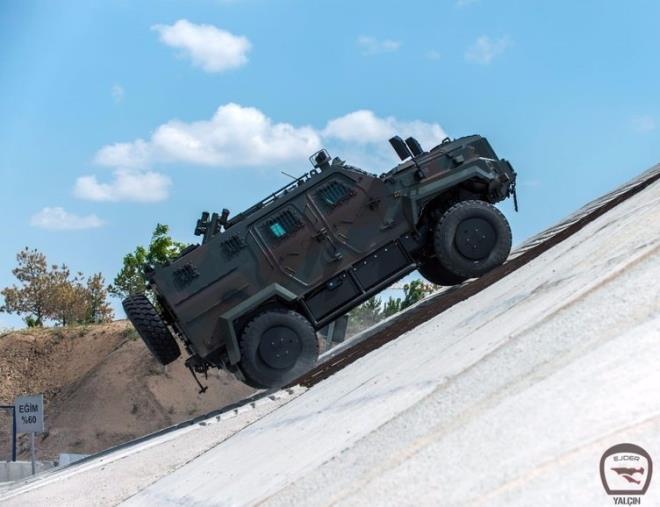 Y�zde 60 meyilli arazide t�rmanabilen z�rhl� arac�n lastikleri patlak gider �zelli�i ta��yor.