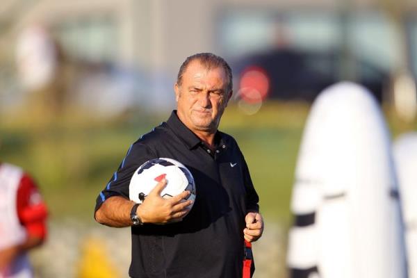 Rakiplerinin ok koan dinamik bir orta sahas olduunu tespit eden tecrbeli hoca rakibi orta sahadaki pres ile bozmay planlyor.