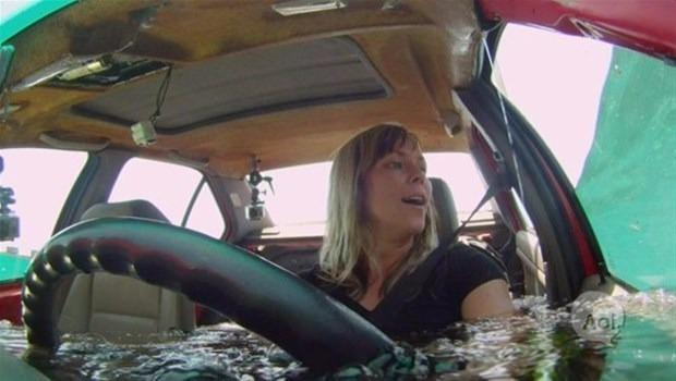 Gordon, "Suya dtkten 30 ile 60 saniye arasnda mutlaka aratan kmanz gerekiyor ve bu saniyeler hayati" diyor.ncelikle bilmeniz gereken nokta, otomobil suya dtkten sonra kaplarnn su basnc nedeniyle almayacak olmasdr. Su aracn iine tamamen dolana ve i-d basn eitlenene dek kaplar almayacaktr. Bouna kapy amaya alarak enerjinizi tketmeyin.