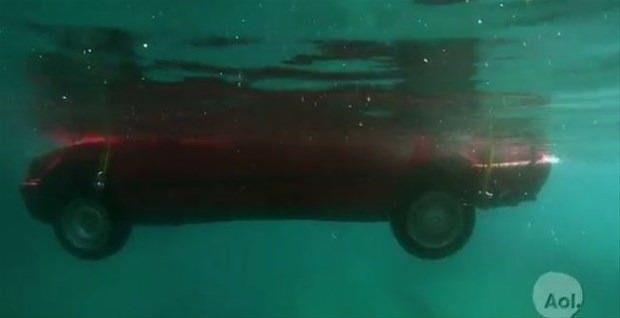 Otomobilin iine su dolana dek bekleyin. Su banza ulatnda derin bir nefes aln ve nefesinizi tutun. imdi i ve d basn eit olmaldr. Kapy amay baarabilir ve yzeye doru yzebilirsiniz."