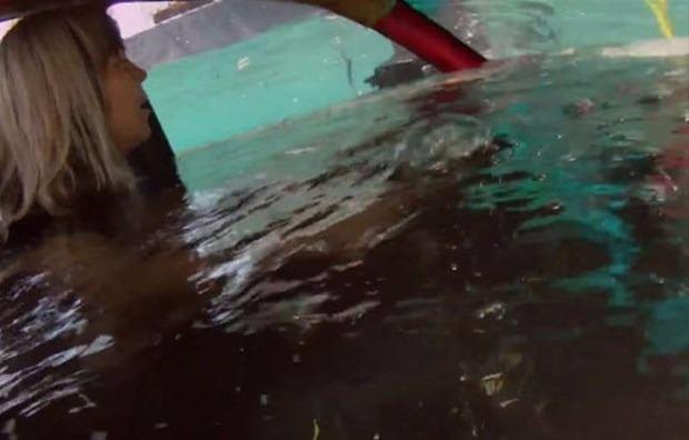 "Eer camlarnz otomatikse camlar aan motorlar almyorsa ya da pencereleri aan kolu eviremiyorsanz, ayanzla, omzunuzla ya da ar bir cisimle vurarak cam krmaya aln. Eer pencereleri aamyor ya da kramyorsanz, sakin olun ve panie kaplmayn.