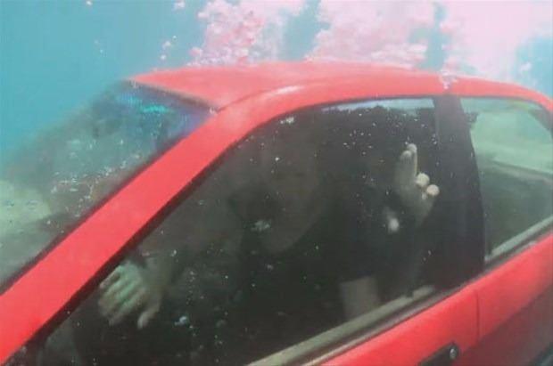 SUYA BATAN ARATAN NASIL KURTULURSUNUZ?  Bunu kelimelere dkmek ne kadar ac olsa da trafik kazas sonucunda aralarn denize veya gllere utuu ve bu esnada aracn iindekilerin nefessiz kalarak can verdiklerini tarif etmek mmkn degildidir.