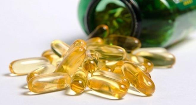 D vitamini grip ile sava��yor    <p>  G�ne� yard�m�yla cildimizde �retilen D vitamini, ba����kl�k sisteminin 20'ye yak�n antibiyotik benzeri silah �retimini sa�l�yor. �zellikle yaz�n yeterli g�ne� g�rmeyen veya tatil yapamayanlar, havalar�n so�umas�yla vir�slerle olu�an grip benzeri hastal�klara �ok daha kolay yakalan�yor ve zor iyile�iyorlar. Bu ki�ilerin hekimlerine ba�vurarak kanda D vitamin seviyelerini �l�t�r�p, takviye almalar� gerekiyor.