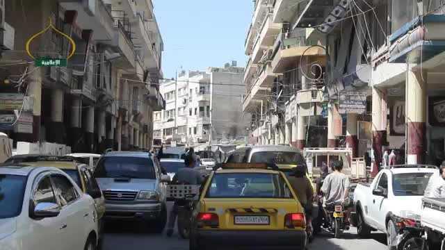 dlib'in nfusu : Yerel sivil idare kaytlarna gre dlib&#8217;de 2 milyon 400 bin civarnda yerli nfus, yaklak 1,3 milyon da i gle gelmi vatanda barnyor. TSK&#8217;nn dlib&#8217;de atekesin korunmas amacyla balataca intikal, sivillerin gvenle barnmasn salayaca iin, olas g dalgasnn nne gemi olacak.