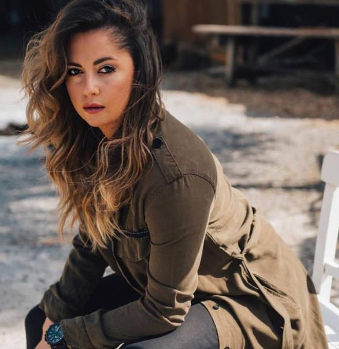 TEODORA (TOPRAK SA�LAM): "Bodrum Masal�" dizisinde canland�rd��� 'G�zde' karakteriyle ad�ndan s�z ettiren Toprak Sa�lam, 9 Ekim 1985'te �stanbul'da do�du. M�jdat Gezen Sanat Merkezi (MSM) Konservatuvar� tiyatro b�l�m�nden birincilikle mezun oldu. 11 y�l halk danslar� yapm�� halen dansla u�ra�makta. 20.Ankara Uluslararas� Film Festivali 'Umut Veren Yeni Kad�n Oyuncu' �d�l�n� alan Toprak Sa�lam, y�llard�r gitar �al�p �ark� s�yleyerek m�zikle olan ba��n� s�rd�rmektedir.