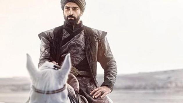 Fatih Sultan Mehmet (Kenan �mirzal�o�lu): 18 Haziran 1974 do�umlu fenomen oyuncu ayn� zamanda modeldir. 2016 y�l�nda Sinem Kobal ile evlenmi�tir. Y�ld�z Teknik �niversitesi Matematik b�l�m� mezunudur. 1997 Best Model Of Turkey yar��mas�nda birinci olmu�tur. Deli Y�rek dizisinde Yusuf Miro�lu karakteriyle y�ld�z� parlam��t�r. Alacakaranl�k, Ac� Hayat, Ezel ve Karaday� gibi projerlerde yer alm��t�r.