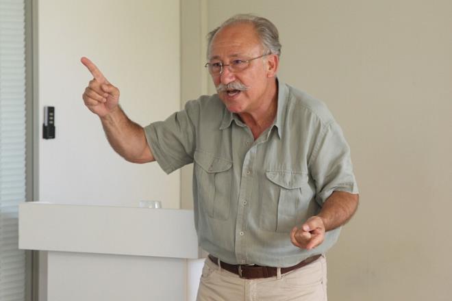 Altan Erkekli: 18 Kas�m 1955 �stanbul do�umlu oyuncu Ebru Erkekli ile evlidir. Ankara �niversitesi DTCF Tiyatro B�l�m�'nden mezun olmu�tur. A�k Geliyorum Demez, �en Yuva, Acayip Hikayeler, Yalan D�nya ve Kara Ekmek gibi dizilerde rol alm��t�r. G�ne�i G�rd�m, A�k Tesad�fleri Sever, Uzun Hikaye, Umut �z�mleri ve Ya�mur K�yamet �i�e�i gibi filmlerde rol alm��t�r.