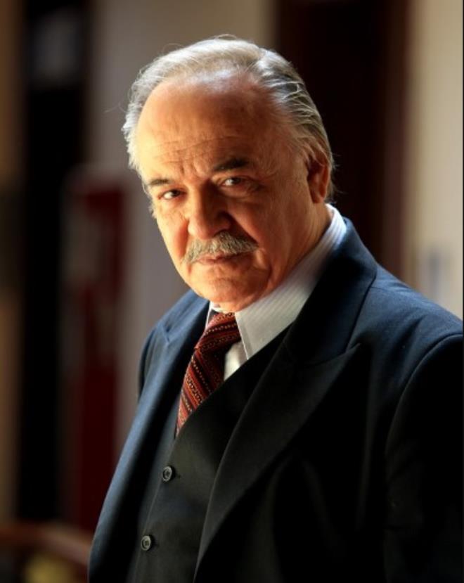 (�andarl� �etin Tekindor): 16 Temmuz 1945 Sivas do�umlu usta oyuncu Zerrin Tekindor ile evlidir. �etin Tekindor'un Hira isminde bir k�z� bulunmaktad�r. Ankara Devlet Konservatuar�'ndan mezun olmu�tur. Bilkent �niversitesi tiyatro b�l�m�nden mezun olmu�tur. Y�lan Hikayesi, Bir �stanbul Masal�, K���k A�a, Asi, Deli Sarayl�, Bir �ocuk Sevdim ve son olarak Karaday� dizisinde rol alm��t�r. Karaday� dizisinde Nazif Kara karakteriyle tan�nm��t�r. Son olarak ge�ti�imiz sezon ��erde dizisinde Kebap�� Celal performans�yla ad�ndan �okca s�z ettirmi�tir.