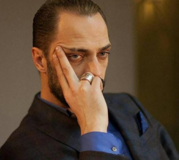 ERTAN SABAN (B�ZANS �MAPARATORU KONSTANT�N): 4 Aral�k 1977 �sk�p do�umlu oyuncu Makedonya Devlet Konservatuvar� Tiyatro B�l�m� mezunudur. Mezun olduktan sonra karde�i Erman Saban ile Makendonya T�rk Tiyatrosu'nda sahne alm�� daha sonra T�rkiye'ye gelerek Elveda Rumeli, Kurtlar Vadisi, Sakarya F�rat ve Mutlu Ol Yeter gibi projelerde rol alm��t�r.