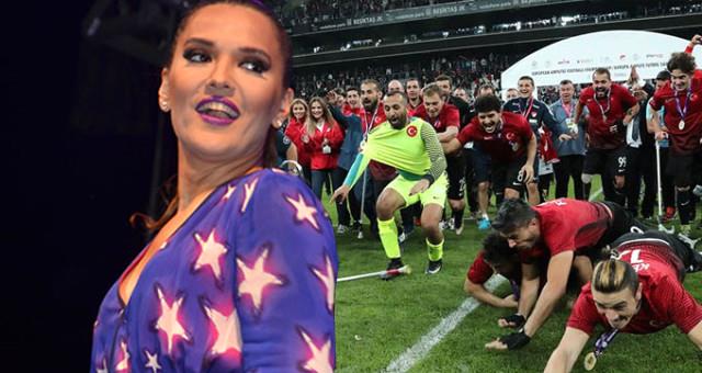 Akal�n sayfas�nda payla�t��� foto�raf�n alt�na "Helal �ocuklara...