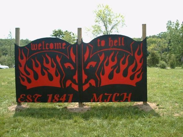 Ancak kasabada ya�ayanlar bu durumu avantaja �evirmeyi ba�arm��. Kasabadaki neredeyse her i�letmenin ad� �ngilizce cehennem anlam�na gelen Hell kelimesiyle ba�l�yor ya da bitiyor.