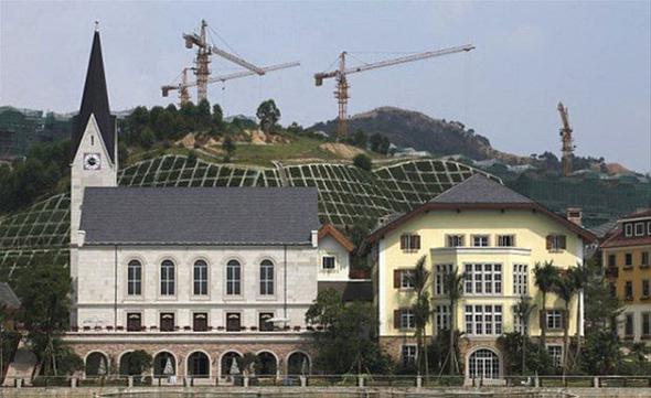 Uzakl��� nedeniyle buraya gidemeyen �inliler i�in, �lkede Hallstatt'a t�pat�p benzeyen bir kasaba s�f�rdan in�a edilmi� durumda.