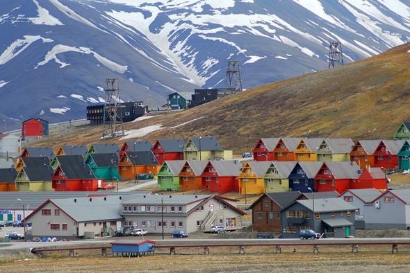 Norve�'in anakaradan uzaktaki adas� Svalbard'ta bulunan Longyearbyen kasabas� d�nyan�n en kuzey yerle�imlerinden biri.