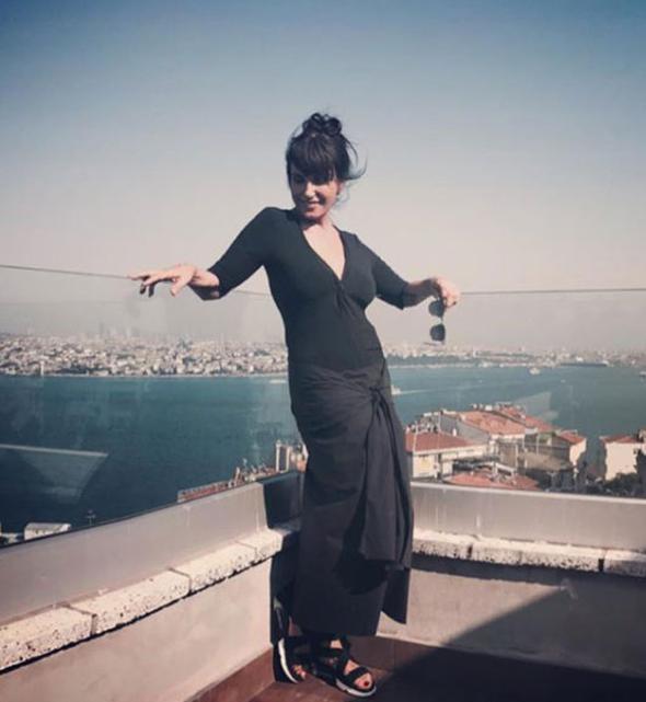 Ayegl Aldin'den "evim, gzel evim" pozu.