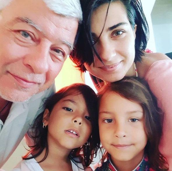 Tuba Bykstn'n ikiz kzlaryla baba ziyareti.