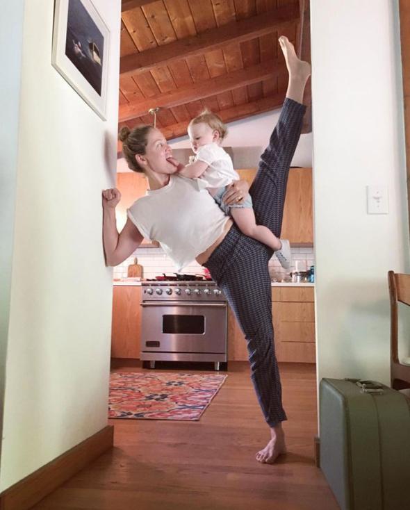Erika Christensen evinde her frsatta yoga yapp bedenini esnetiyor.