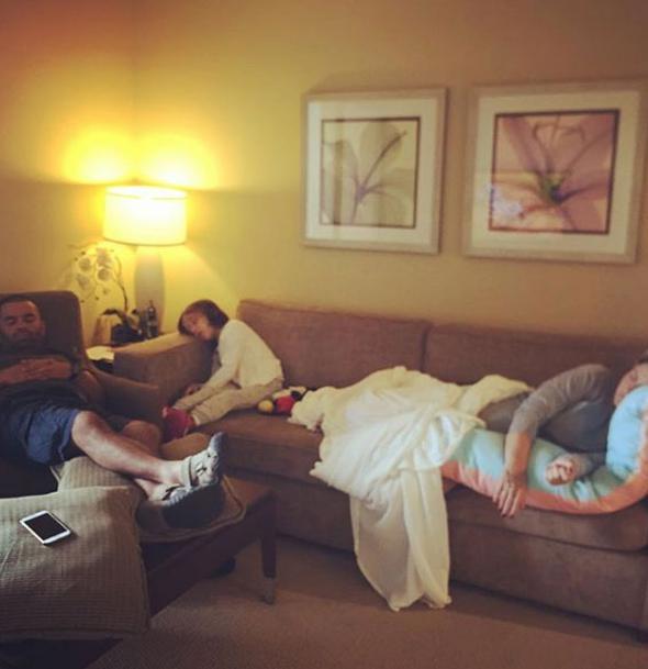 Ceyda Dvenci ve ei Blent akrak'n ev hallerinden biri. Dvenci bu pozu "Sabah 10:00...Tam market alveriine gidiyorduk kiiii... baylmz" notuyla paylat.