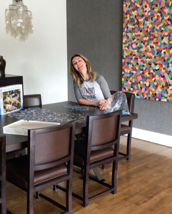 Demet ener, evinde olduu zamanlarda puzzle'lar yapyor.