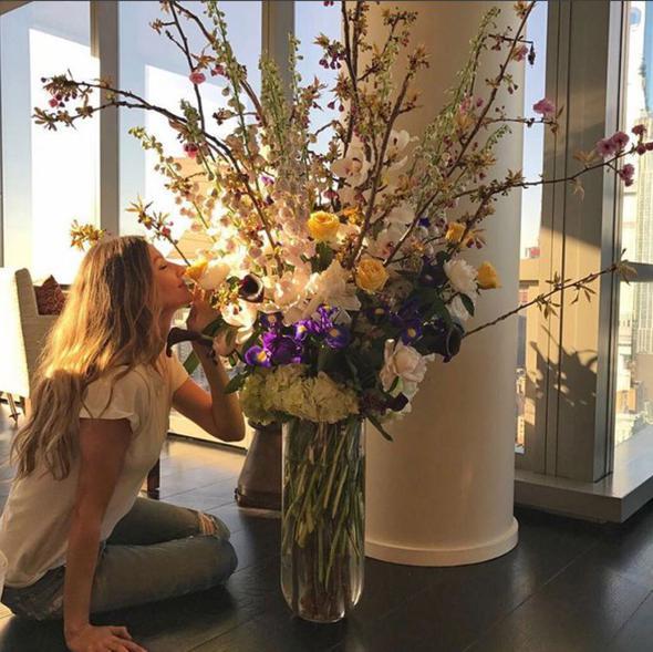 Gisele Bundchen evinin en sevdii kelerinden birinde.