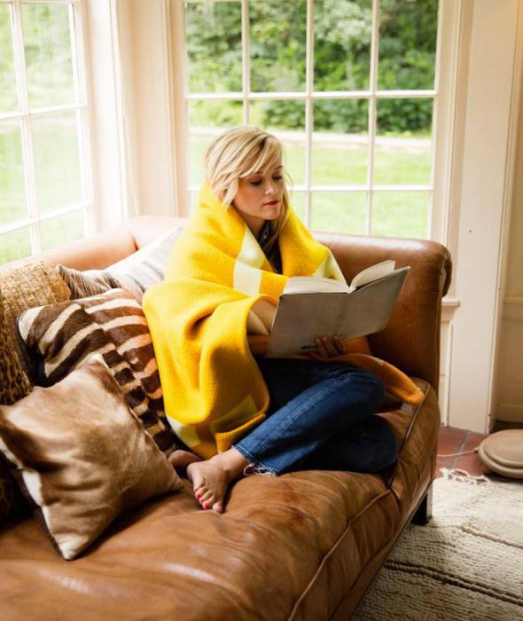 Reese Witherspoon'un evine okuma keyfi.