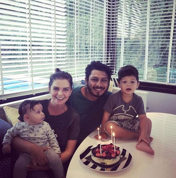 Pelin Karahan ve ocuklarndan ei Bedri Gntay'a doum gn srprizi.