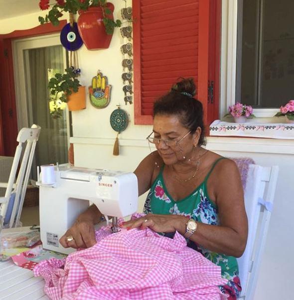 Bergzar Korel'in annesi Hlya Darcan yazlk evinde diki dikerken.