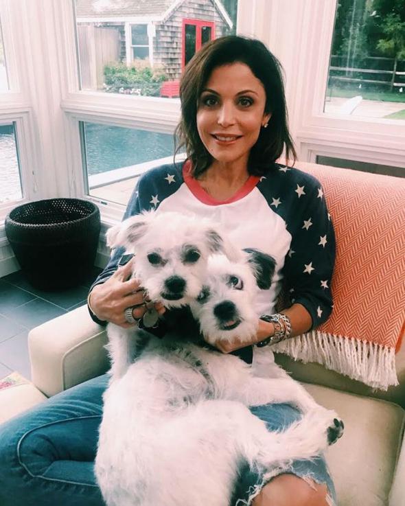 Bethenny Frankel, evinde kpekleriyle.