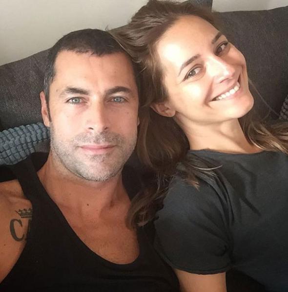 Sedef Avc ve Kvan Kasabal'nn pazar tembellii pozu.