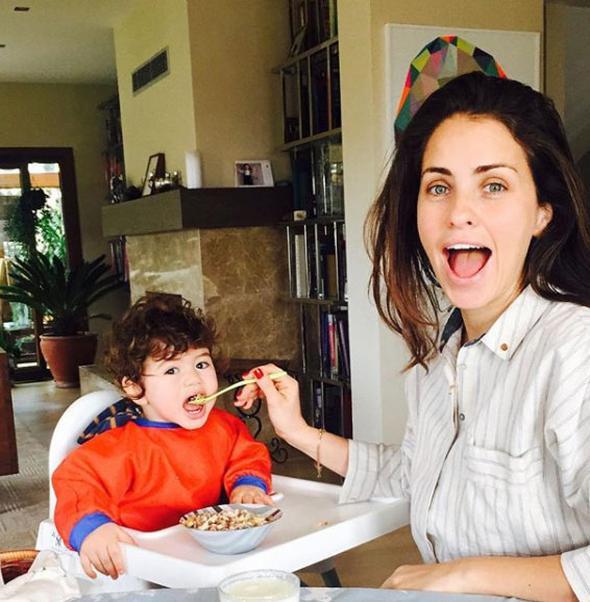 Asl Tandoan oluna kahvalt ettiriyor.