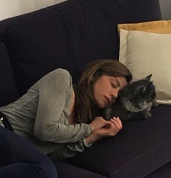 Gke Bahadr, setten yorgun geldii evinde uyuyor.