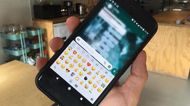 2- Yeni &ccedil;kartmalar<p>  Ar bir WhatsApp kullancsysanz, emojilerin biraz farkl grnmesine hazr olun. Emojipedia, popler mesajlama uygulamasnn en yeni Android beta srmnde ilk kez emoji ayarlarn deitirdiini syledi. imdiye kadar WhatsApp her zaman Apple'n emoji setini kullanyordu.  <p>  Ekip, Facebook Messenger'dan esinlenilerek WhatsApp arayzne ok sayda kartma koleksiyonu getirmeye alyor. Yaknda, Android ve iOS platformlarndaki kullanclar, arkadalarna ve ailesine kartmalar gnderebilecek. Dezavantajlar, yeni bir ey tasarlamam olmas, Messenger uygulamasnn tam tasarmn kullanmas, zaten FB'nin salad eylere alk olan insanlar iin ilgin bir seim olmas.  <p>  Bununla birlikte, WhatsApp'n iOS'da oluturulan yeni emojiyi de kabul edip etmeyecei henz belli deil. Yeni WhatsApp seti, Unicode'un en yeni standard Emoji 5.0' kullanyor; bu, WhatsApp iindeki yeni emojilerin bazlar henz iOS'ta mevcut deil.
