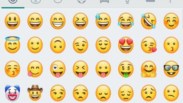 3- Yeni emoji tasarmlar  <p>WhatsApp emojileri de tamamen yeniden tasarland ve ayn ekran grntleri evrimii. Emojilerin genel grnm daha byk gzlerle ve tamamen farkl bir grnmle daha belirgin hale getirilecek ekilde deitirildi. Genel arayzde ok fazla deiiklik getiremeyebilir, ancak uygulamann olabildiince alakal grnmesi iin hala deerli bir ek.